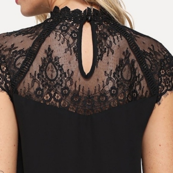 Lace yoke buttoned keyhole back top 😍 - Picture 4 of 6